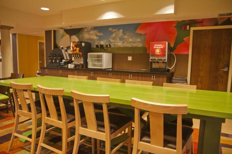 Country & By Radisson, Modesto-salida 3*