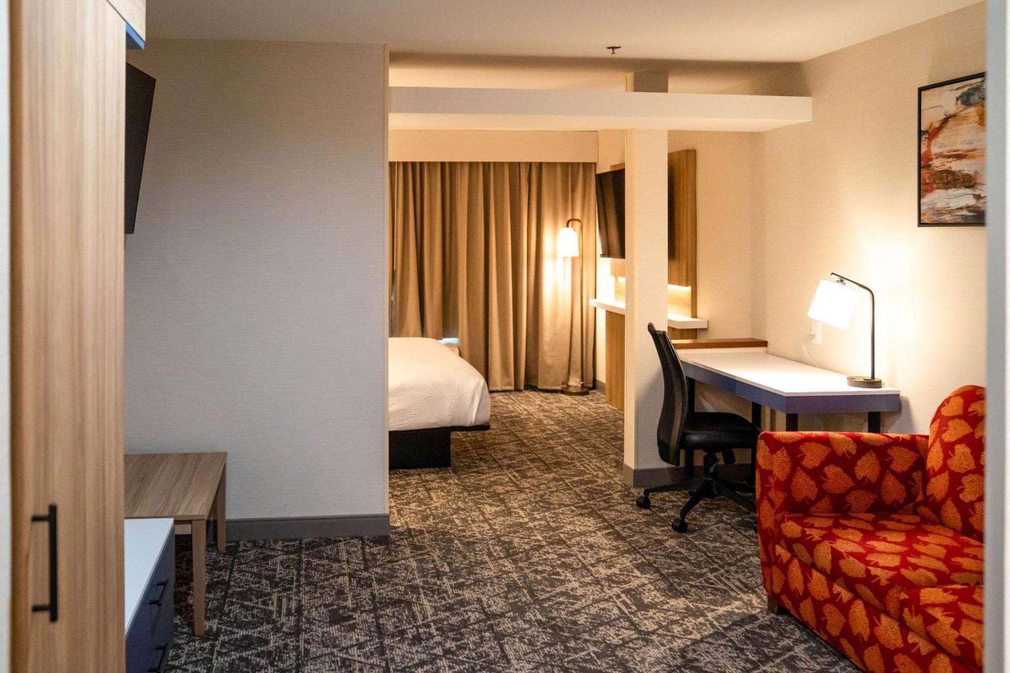 Country & By Radisson, Modesto-salida 3*