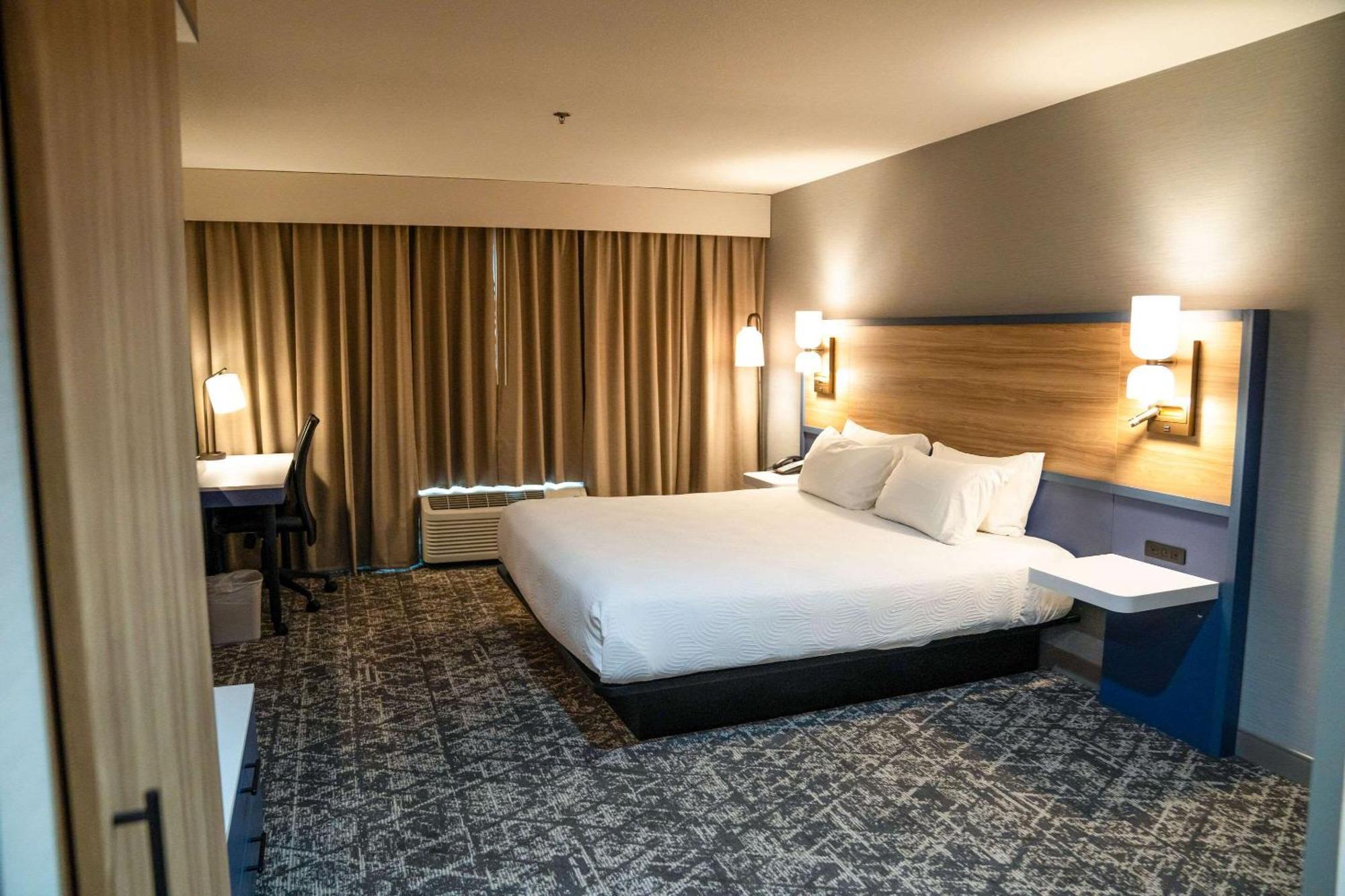 Country & By Radisson, Modesto-salida 3*